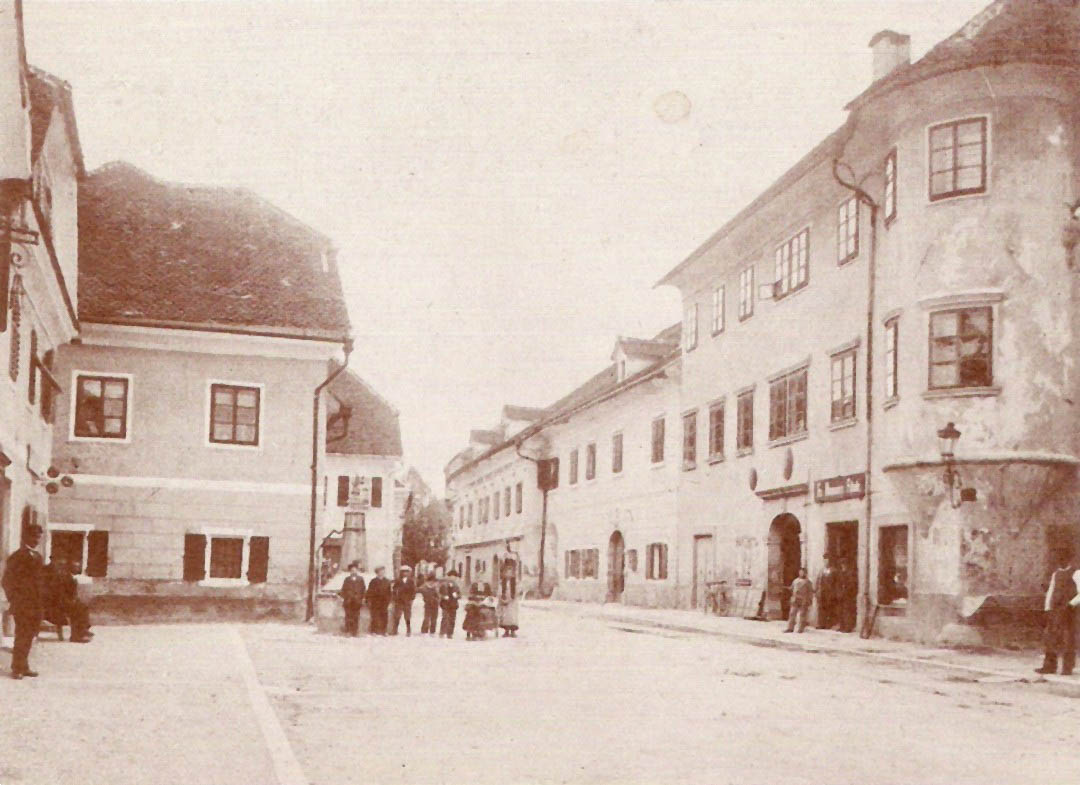 l1) Trg z vodnjakom, ok. 1905 (repodukcija MRO - foto Venga