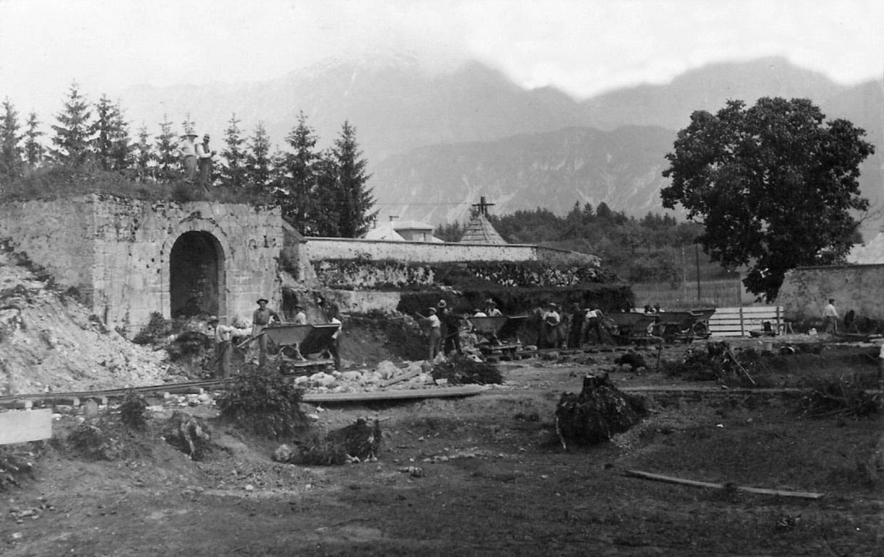 Podiranje gloriete in dela obzidja, 1932