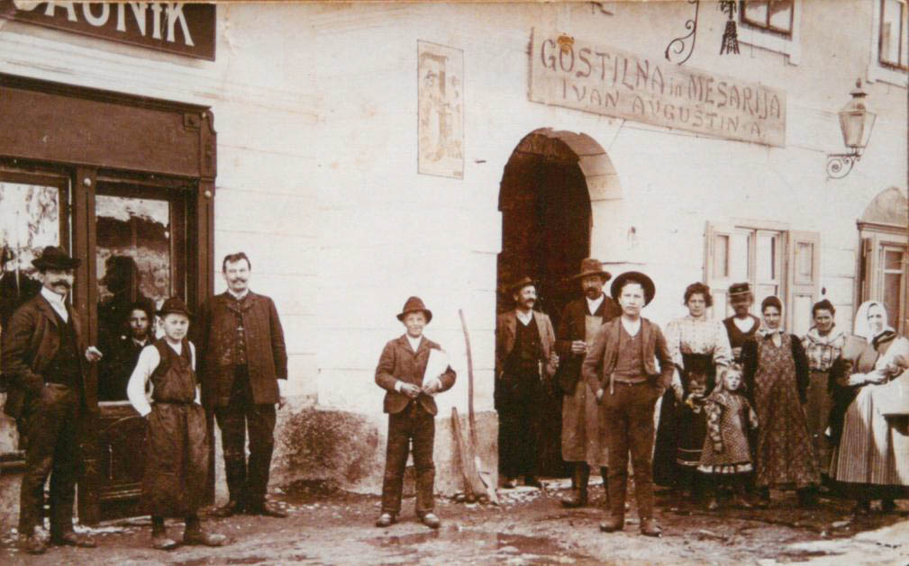 Pred gostilno in mesarijo Ivana Avguštinai