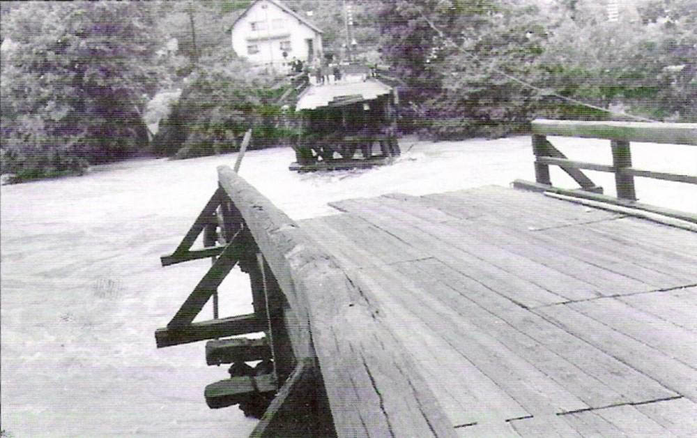 Porušen most v Podnartu, 1965